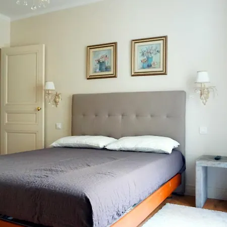 With Parisian Ambience In Elegant 16th Arrondissement Apartment Paris
