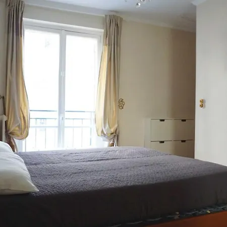 With Parisian Ambience In Elegant 16th Arrondissement Apartment *