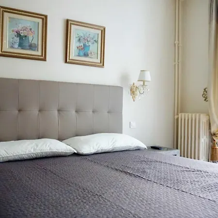With Parisian Ambience In Elegant 16th Arrondissement Apartment Paris